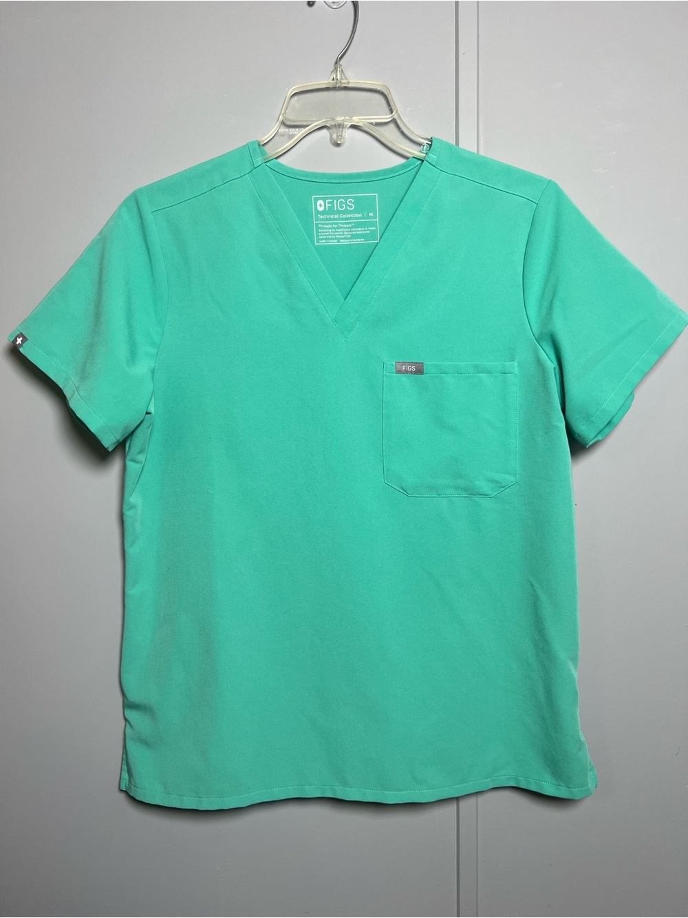 FIGS Catarina One Pocket Women’s Scrub Top Medium Surgical Green V-Neck Nurse
